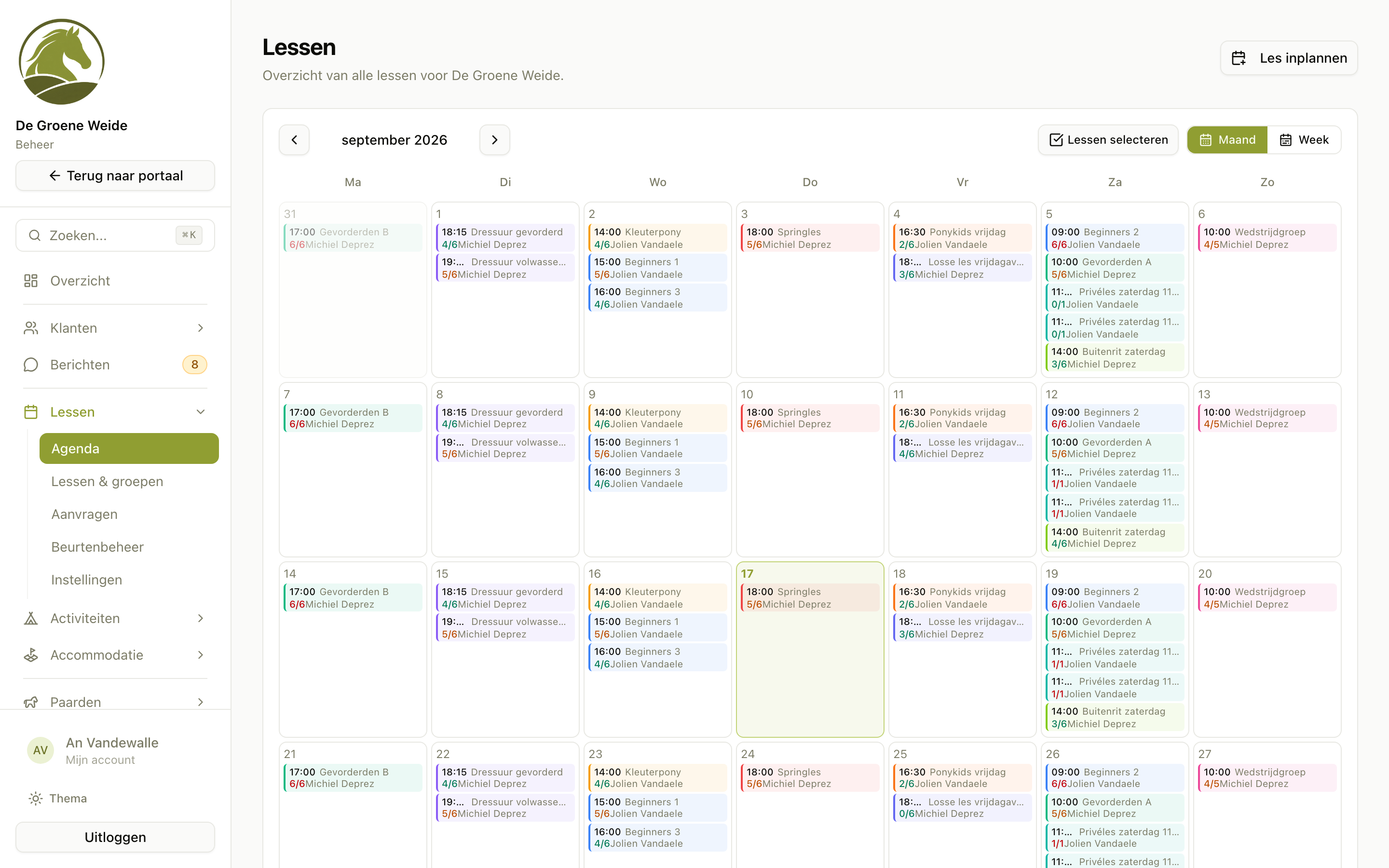 Maandagenda met alle lessen in het beheer van Ponyportaal, met per les het uur, de lesgroep, de bezetting en de lesgever.