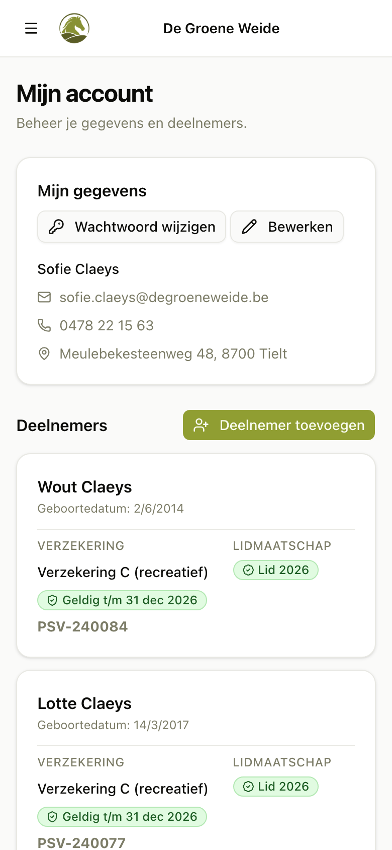 Mijn account in het klantenportaal op een gsm, met per deelnemer de verzekeringsformule, de datum tot wanneer ze geldig is, het nummer bij de federatie en het lidmaatschap van dit jaar.
