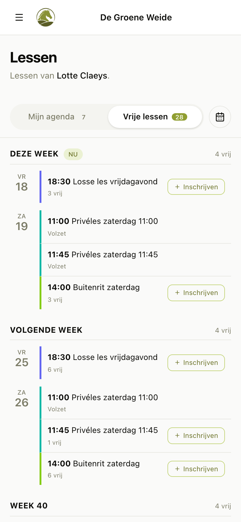 Vrije lessen in het klantenportaal op een gsm, met per les het uur, de naam, het aantal vrije plaatsen en een knop om in te schrijven.
